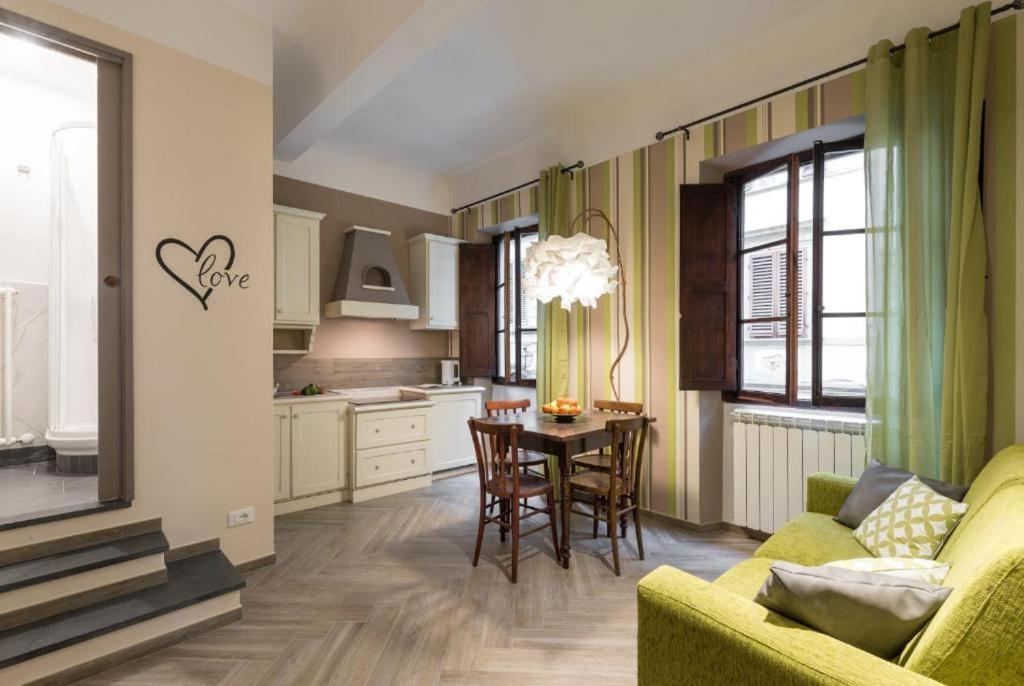 The Hobbit Guelfa Apartment Florence Exterior photo